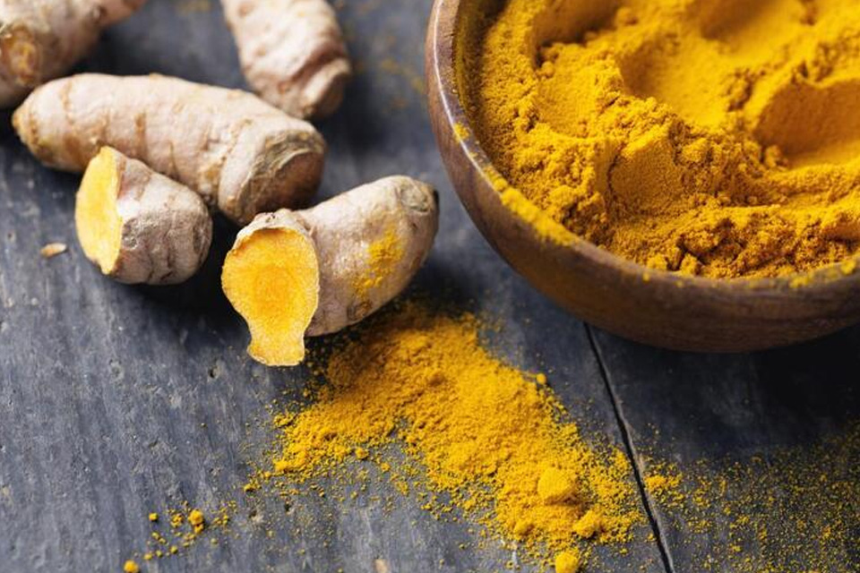 The seven benefits of Turmeric for your skin: How to use - Extroil
