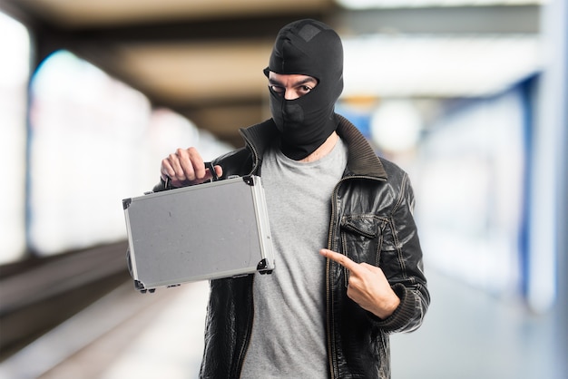 Robbery vs. Theft: Knowing the Difference and Its Legal Implications in Nevada